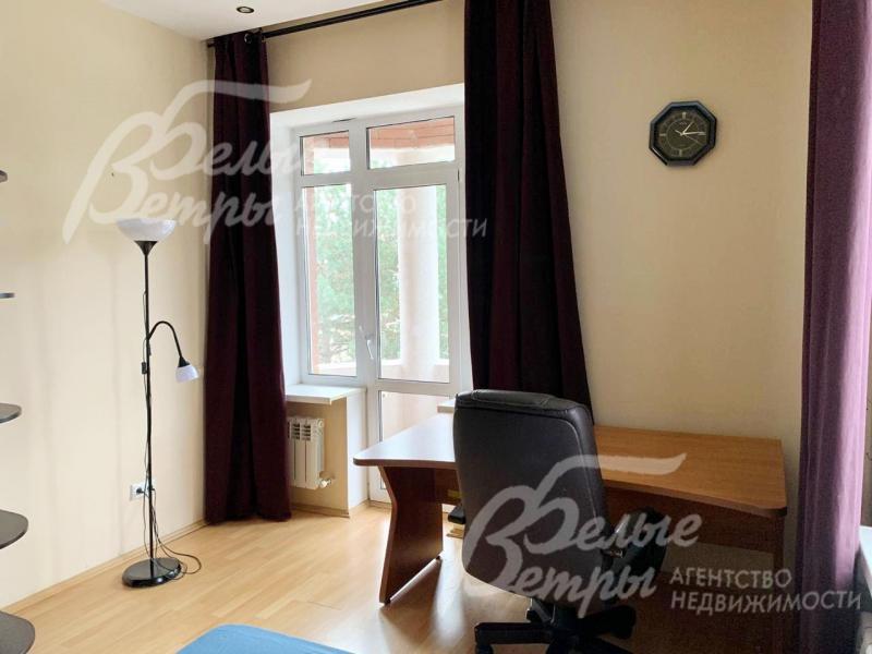 Спальня-кабинет с выходом на балкон