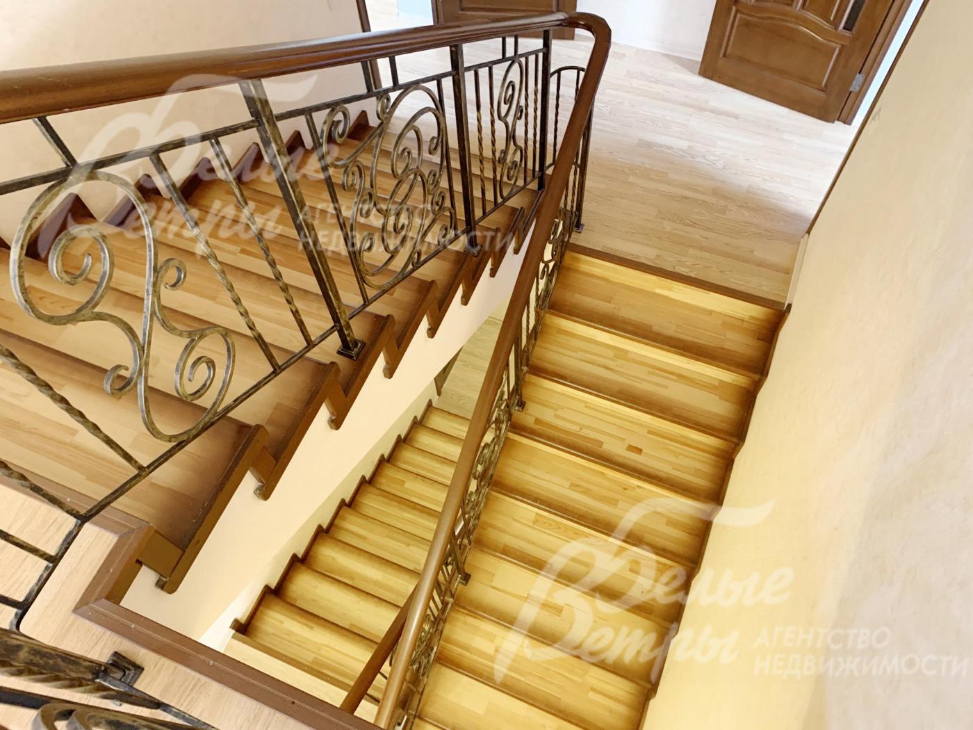 Лестница с кованым ограждением