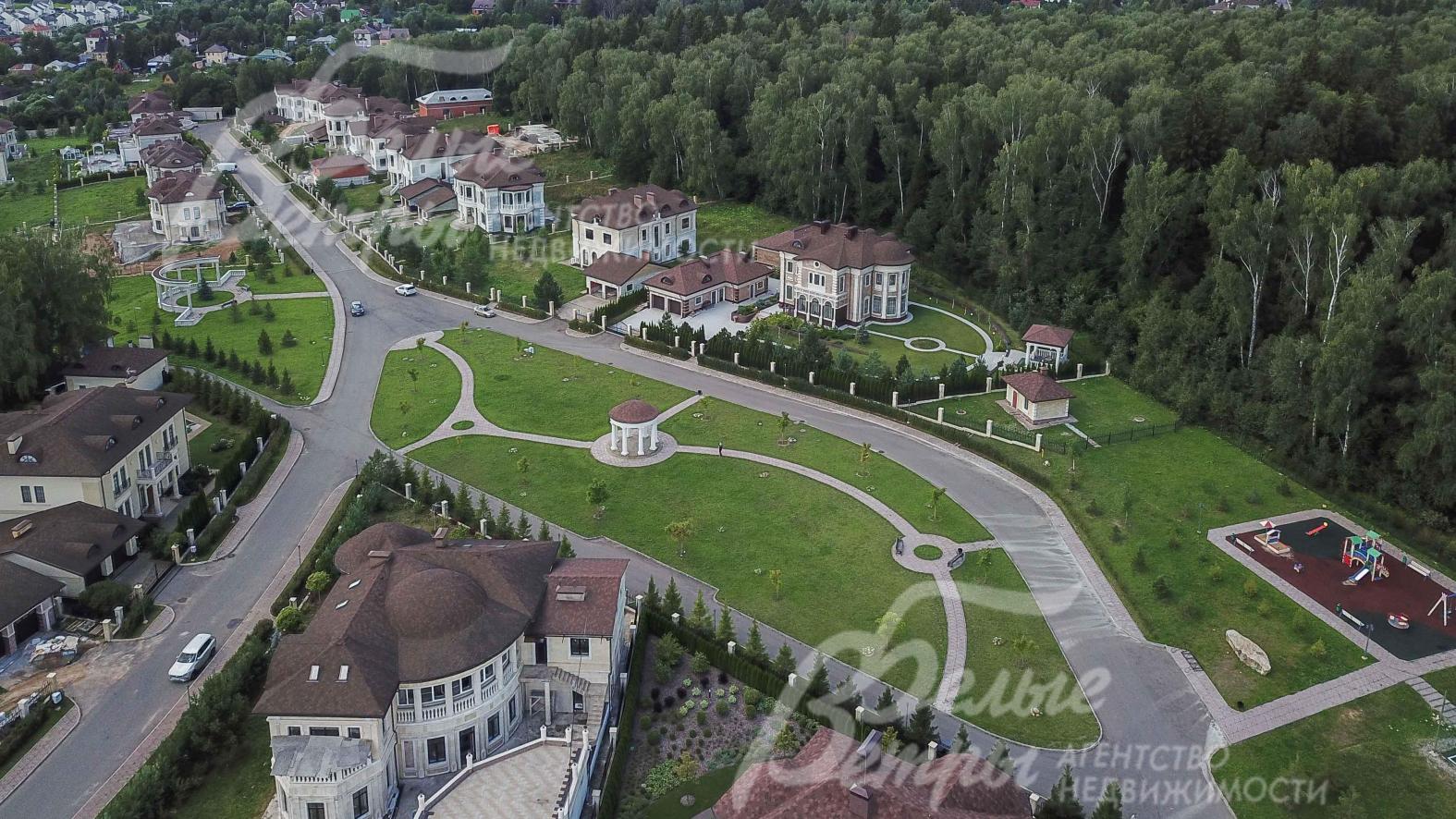 Широкие асфальтированные дороги в поселке Идиллия