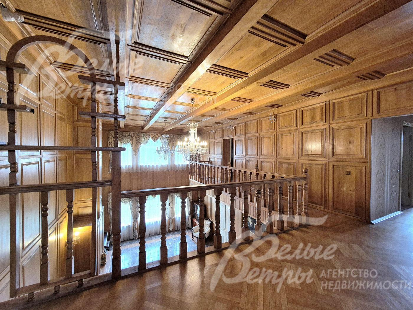 Стены и потолок в холле отделаны дубом.