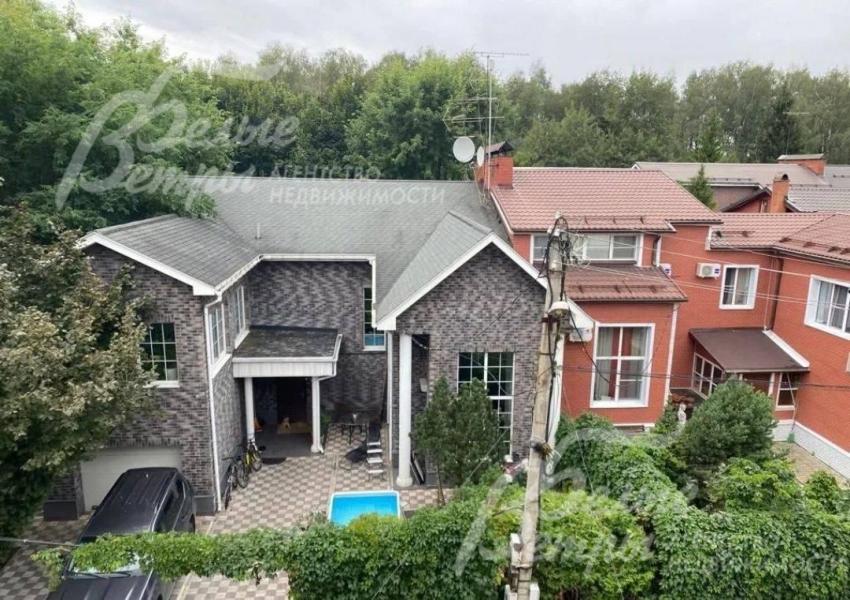 В посёлке - центральные коммуникации, рядом - городская инфраструктура