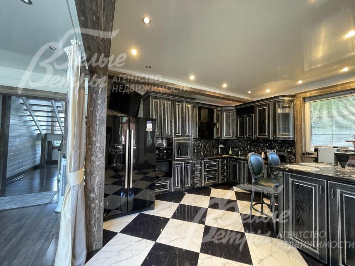 Кухонный гарнитур из массива дуба со встроенной техникой