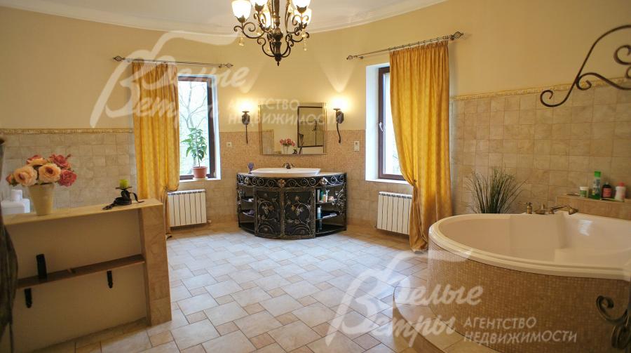 Огромный санузел с дизайнерским оформлением и ковкой ручной работы