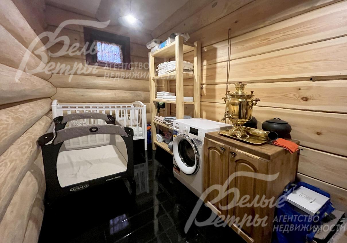 Постирочная на 1-м этаже оборудована стиральной и сушильной машинами Asco