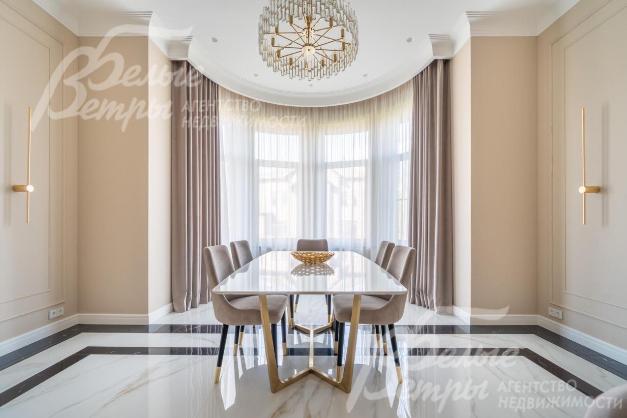 Столовая группа на 6 персон располагается рядом с нишей эркера