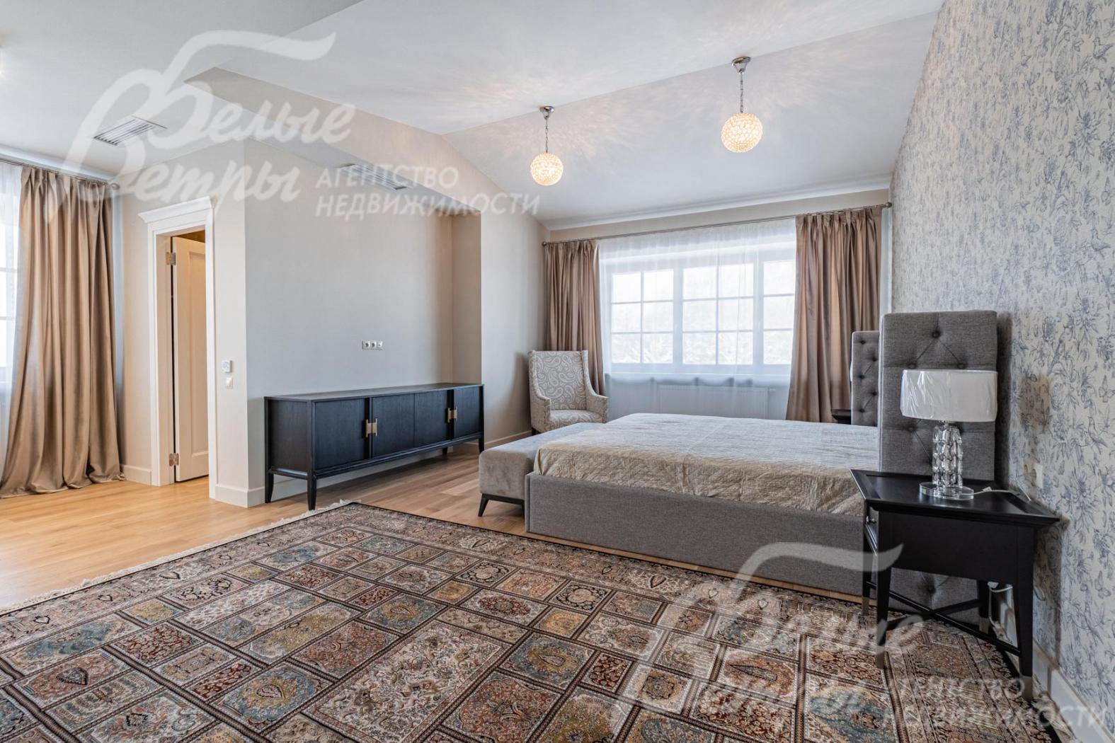 Главная спальня на втором этаже