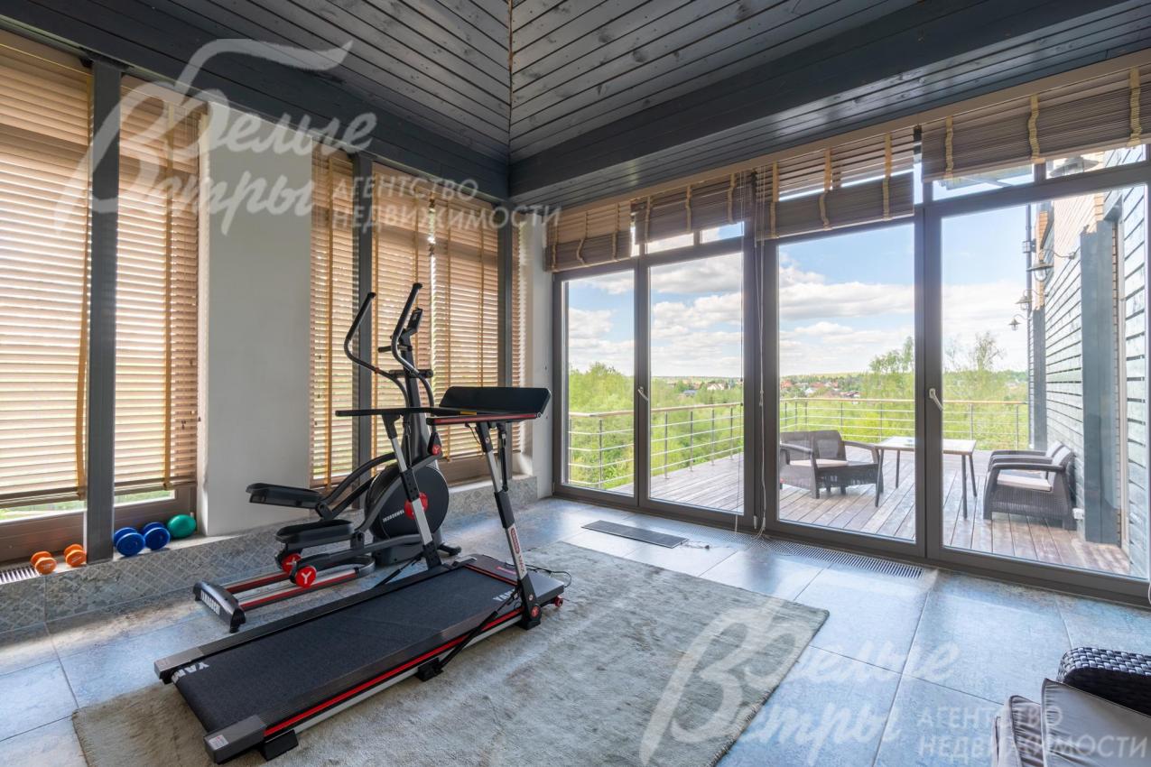 Из панорамного окна зимней террасы открывается обзор на открытую видовую террасы