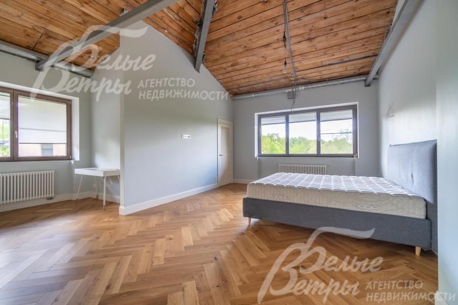 Вторая мастер-спальная на втором этаже, пол (во всех комнатах этажа) - дубовый инженерный двухслойный паркет, укладка «английской елочкой»