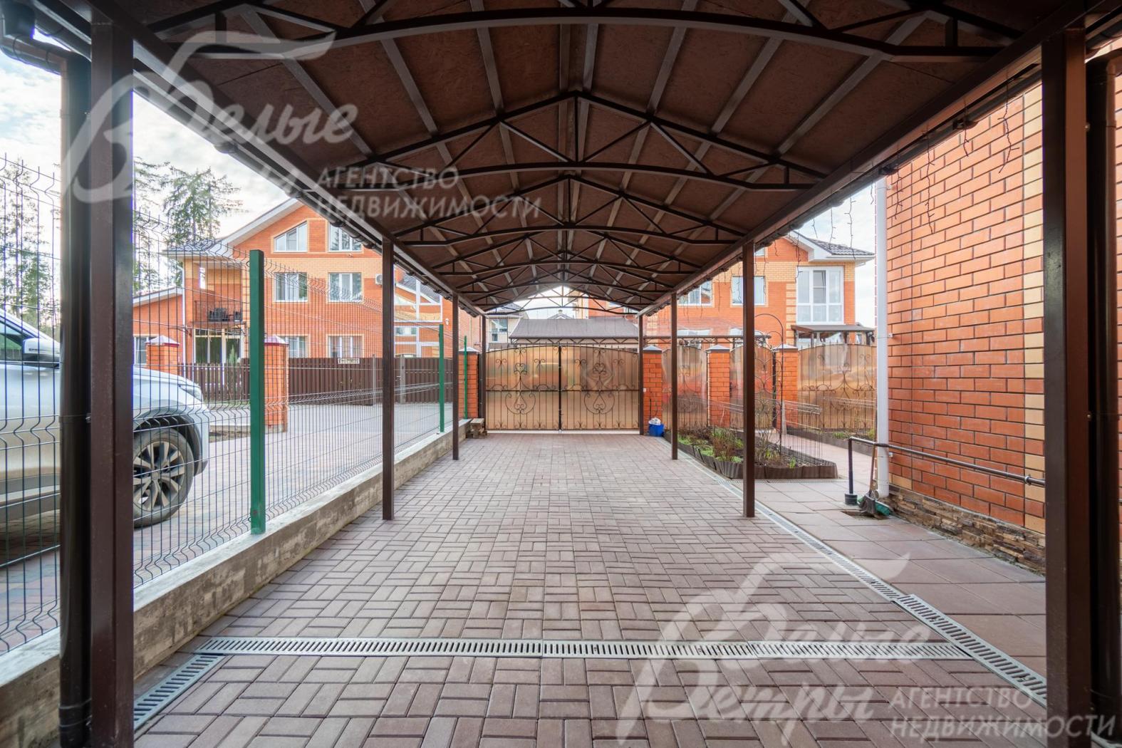 На участке есть навес (с хозблоком и бетонным погребом) 