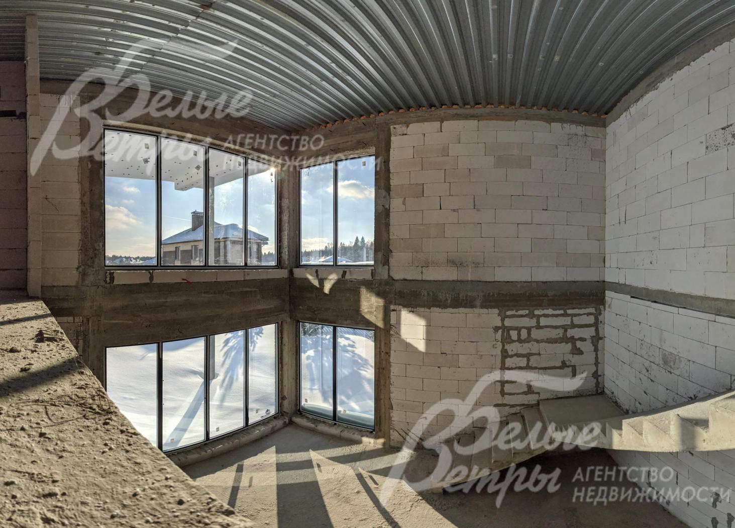 Обзорный вид с второго этажа на гостиную