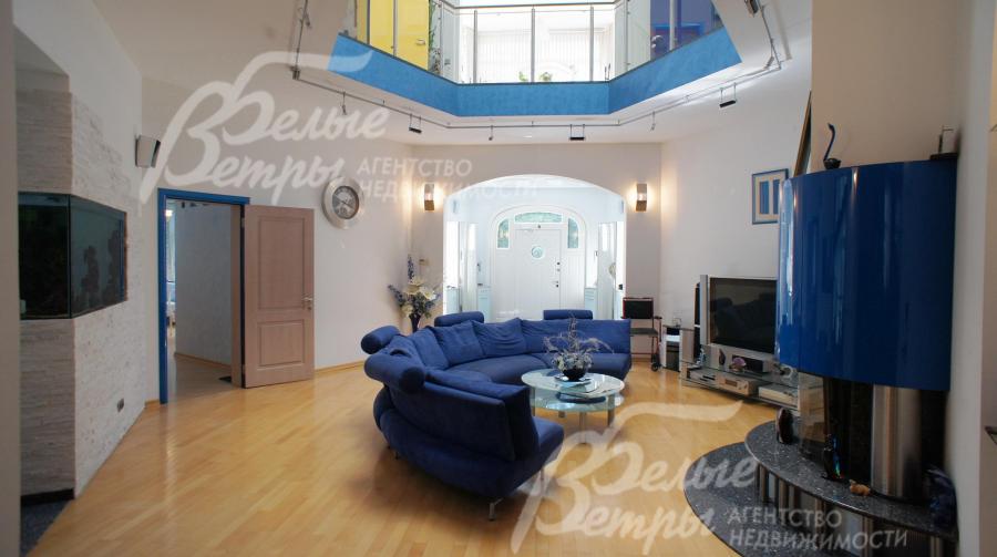 Гостиная, вид на входную группу