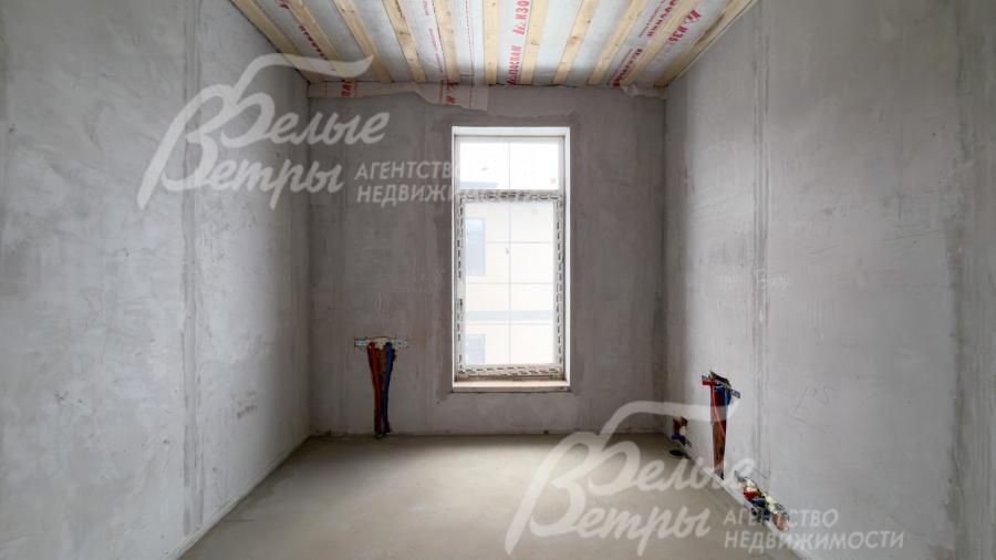 Все коммуникации в доме разведены до точек, подготовлен водяной тёплый пол из шитого полиэтилена Stout