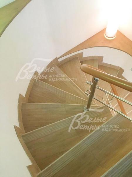 Ступени лестницы облицованы плиткой, металлические поручни