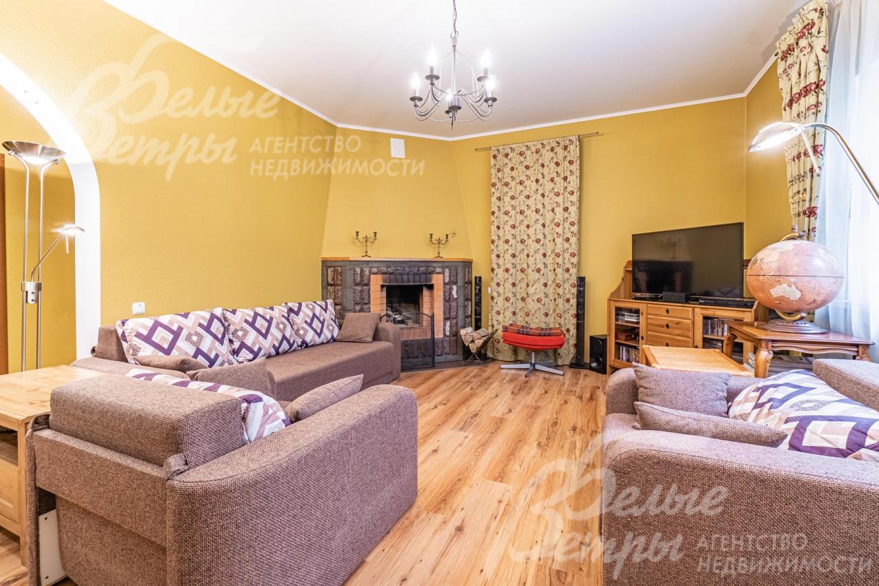 Гостиная с камином и выходом на участок