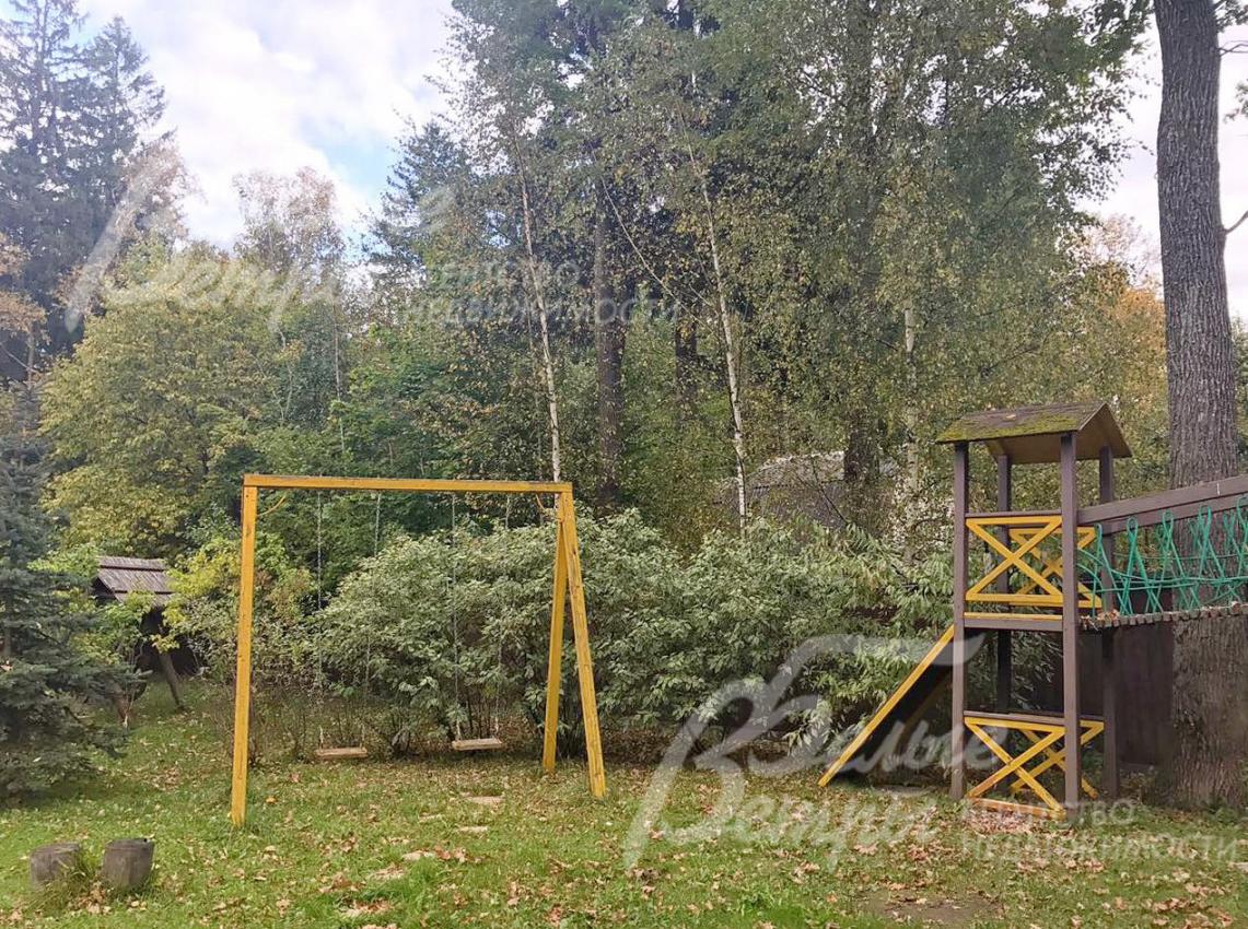 Детская площадка и качели на участке