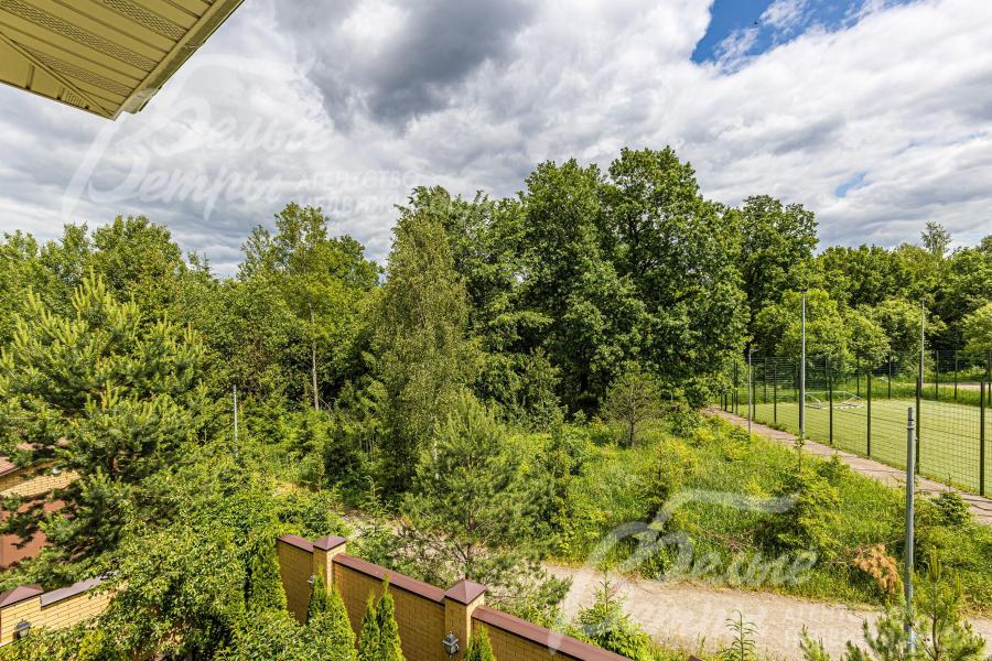 Вид из окон дома на окрестности.