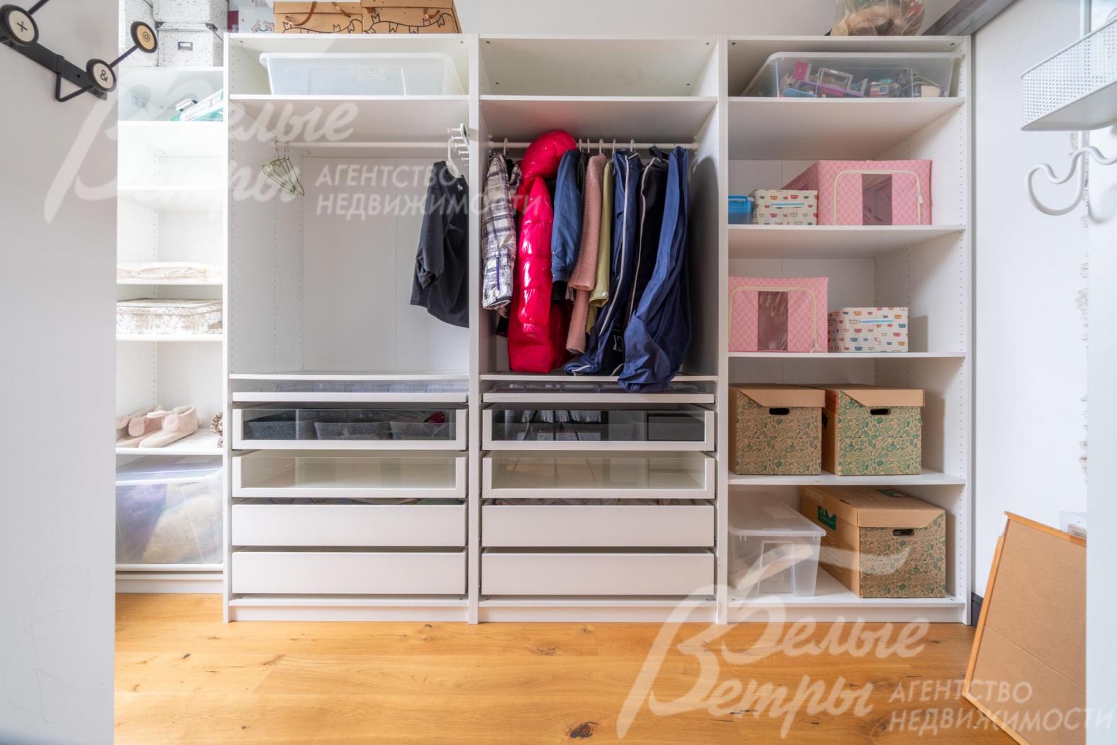 Гардеробная при мастер-спальне с удобной системой хранения