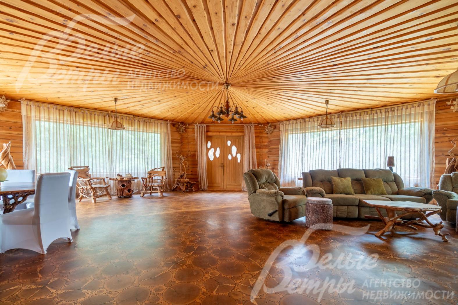 В гостиной потолок из кедра в виде лучей без единого стыка