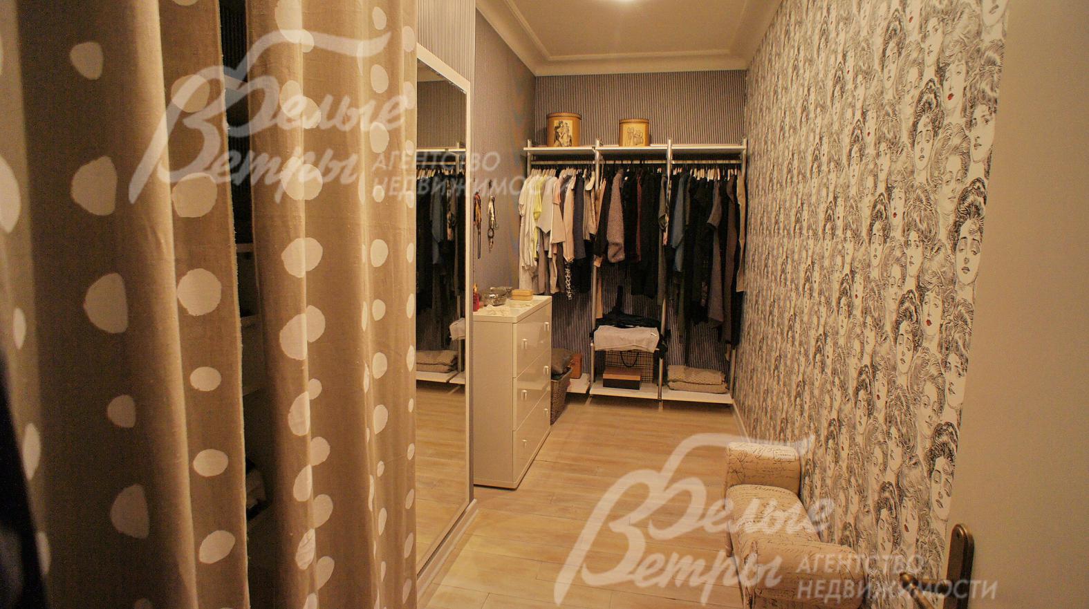 Большая гардеробная второго этажа 