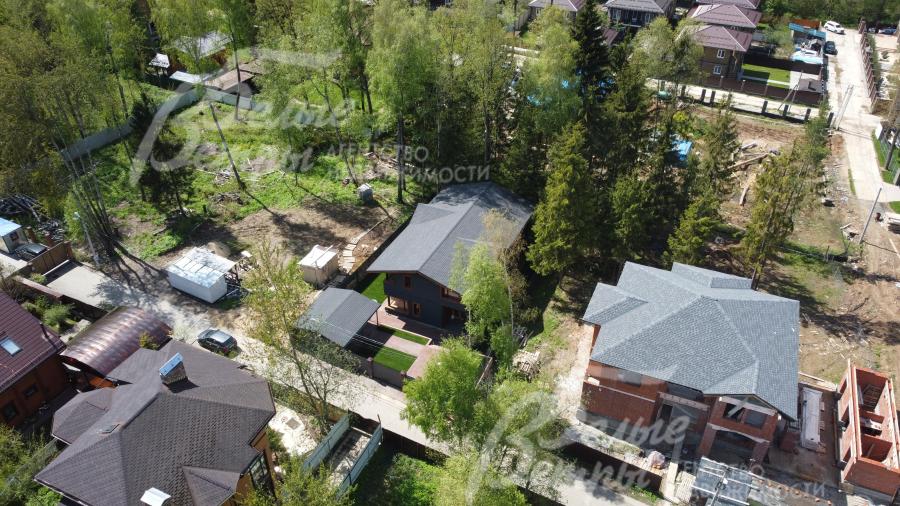 Стародачный коттеджный поселок в окружении леса