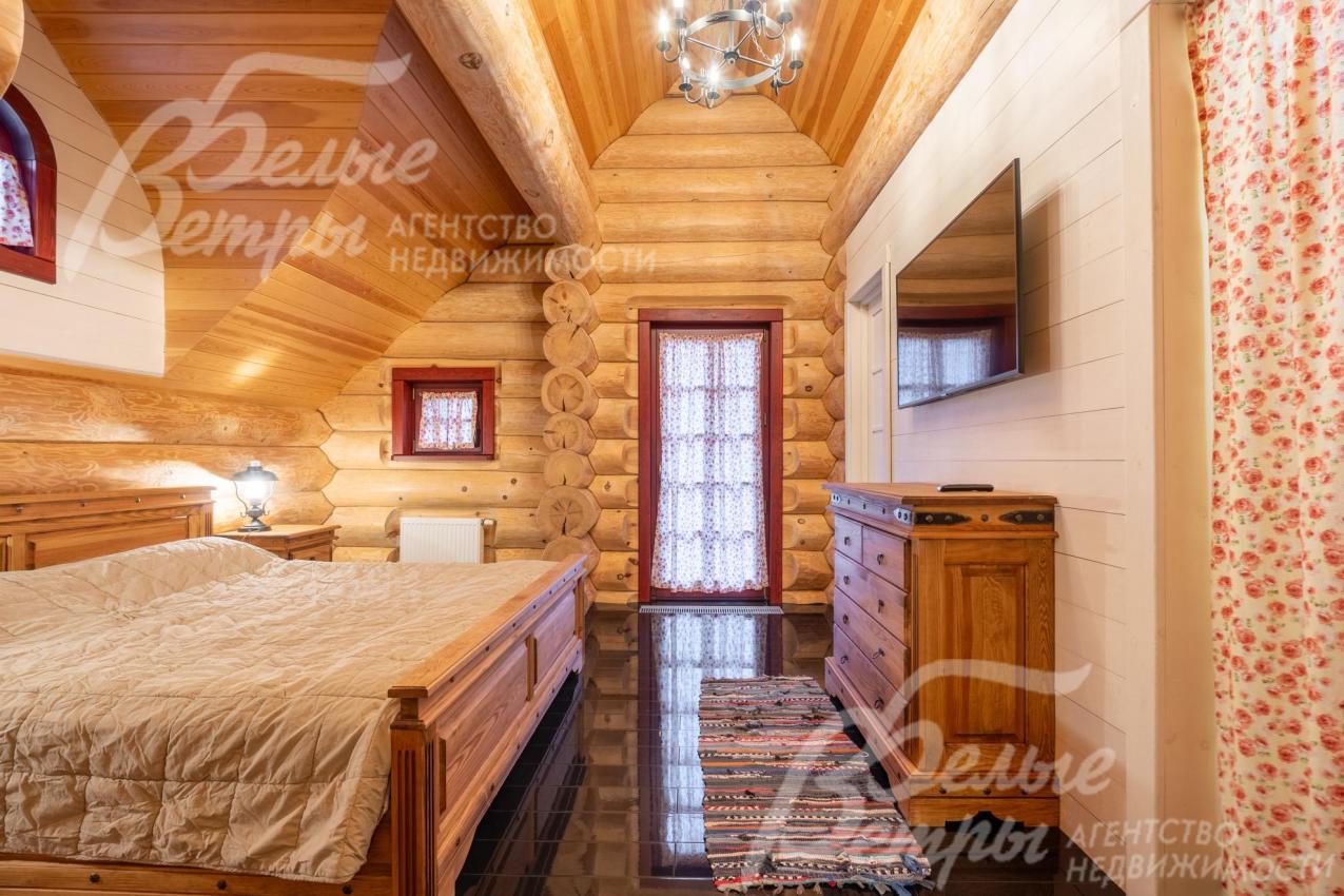 В спальнях - мебель ручной работы из массива сосны, установлены телевизоры