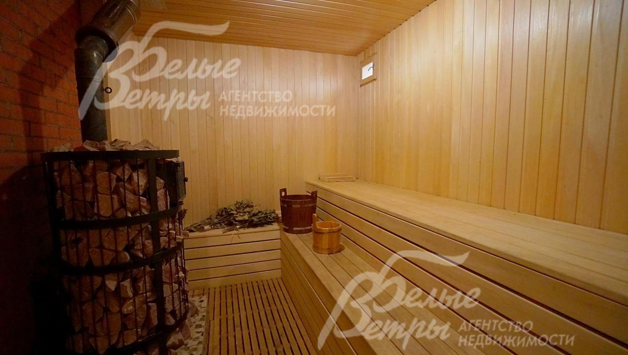 Зона спа в гостевом доме с деревянной купелью, хамамом, парной