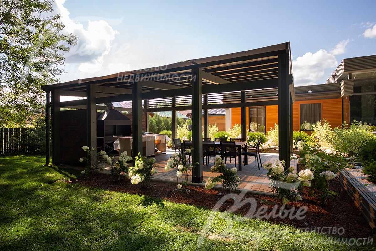 Беседка просторна, эффектно выглядит, стоит на подиуме