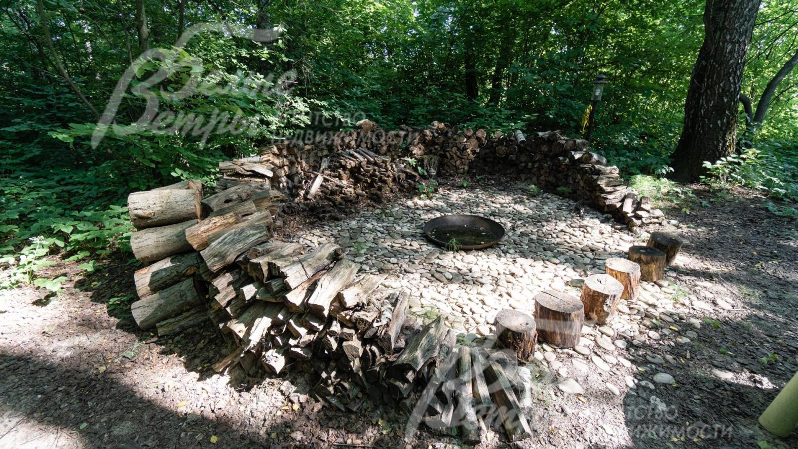 Кострище в лесной зоне