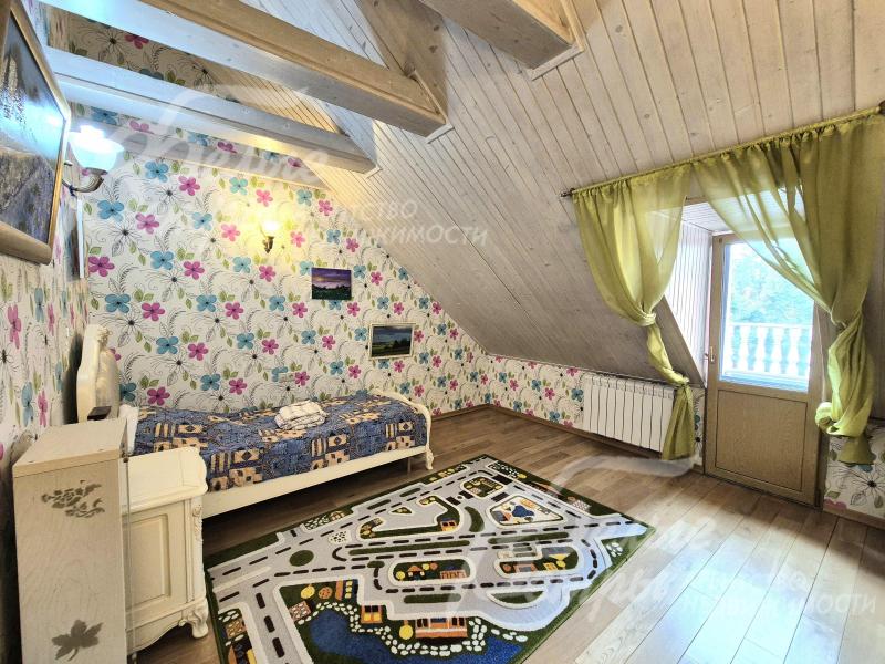 Детская спальня с выходом на балкон.