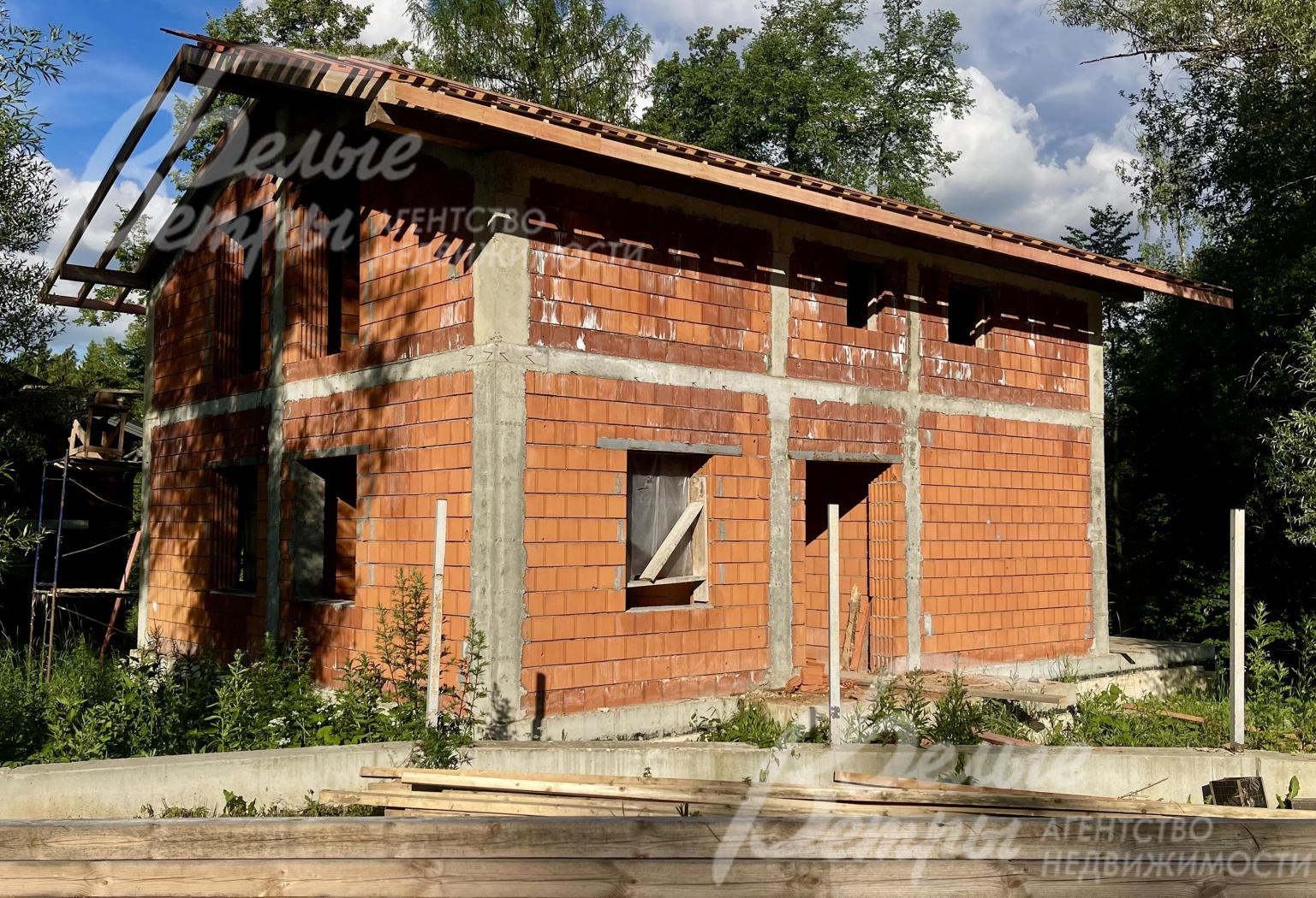 Первый этаж будет облицован штукатуркой, второй - планкеном, также во внешней отделке запланирована имитация бурса