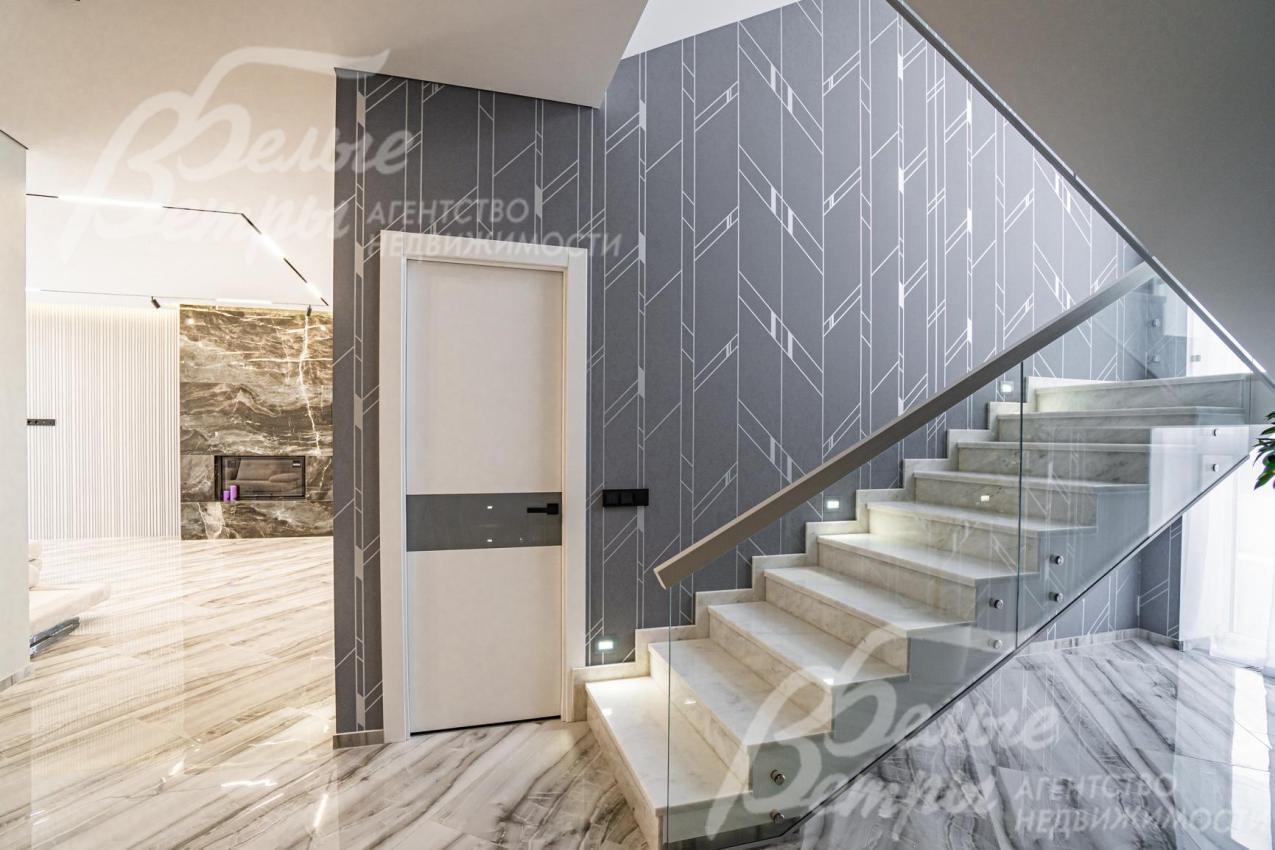 Межкомнатные эмалированные двери с серой вставкой из стекла и с чёрной фурнитурой