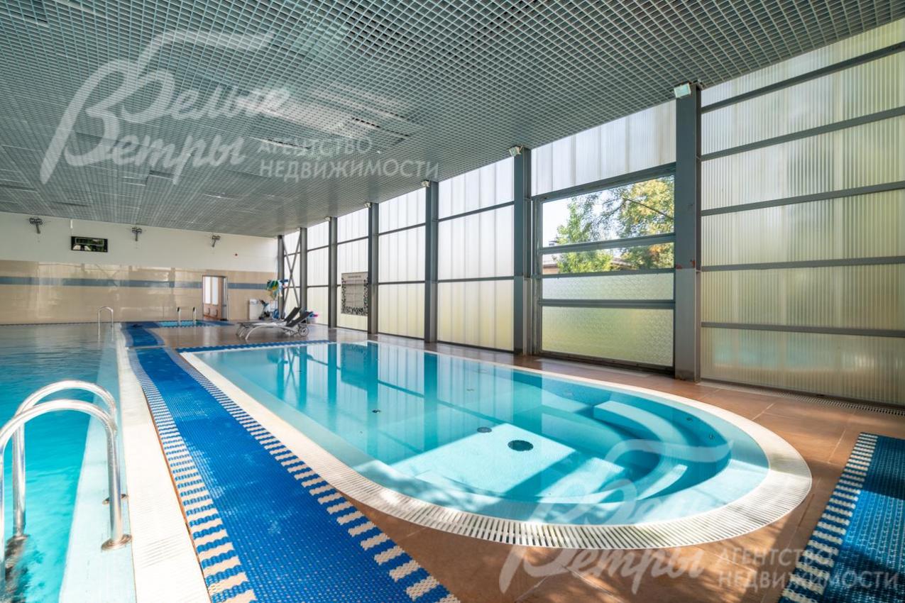 Бассейн с римским входом