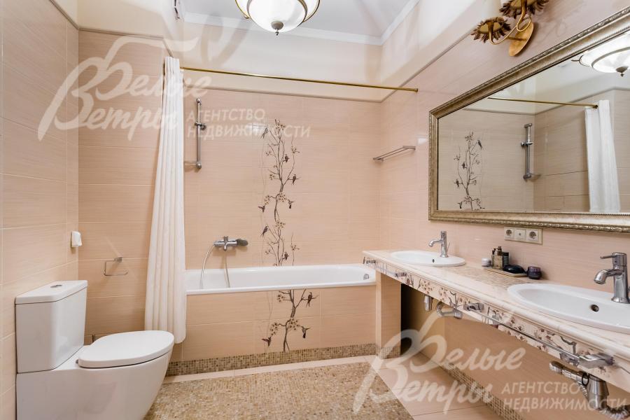 Санузел с ванной при главной спальне