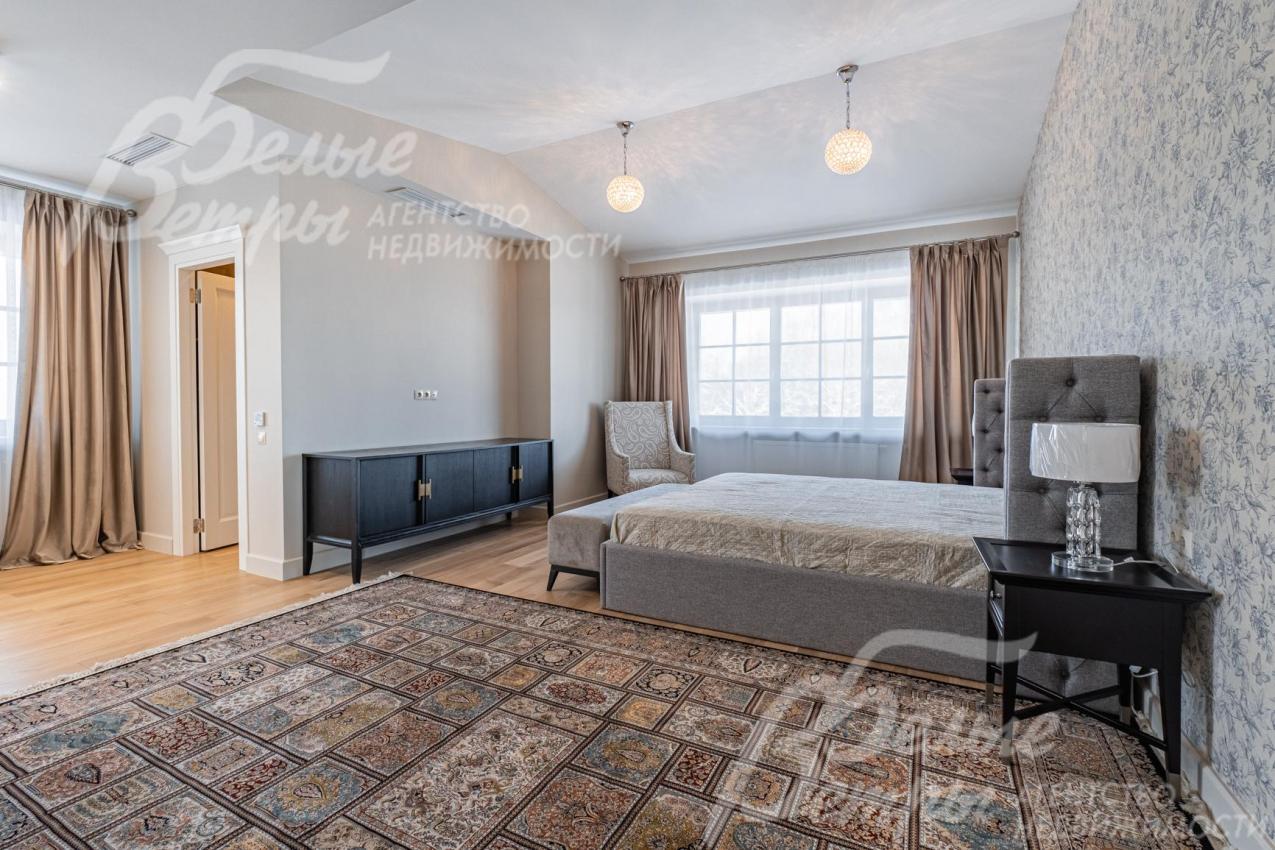 Главная спальня на втором этаже