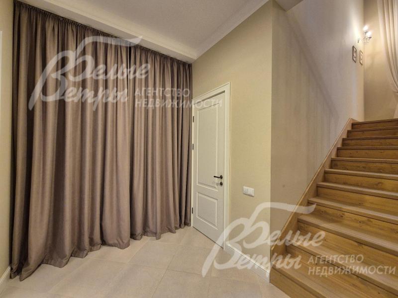 Скрытая гардеробная в холле первого этажа