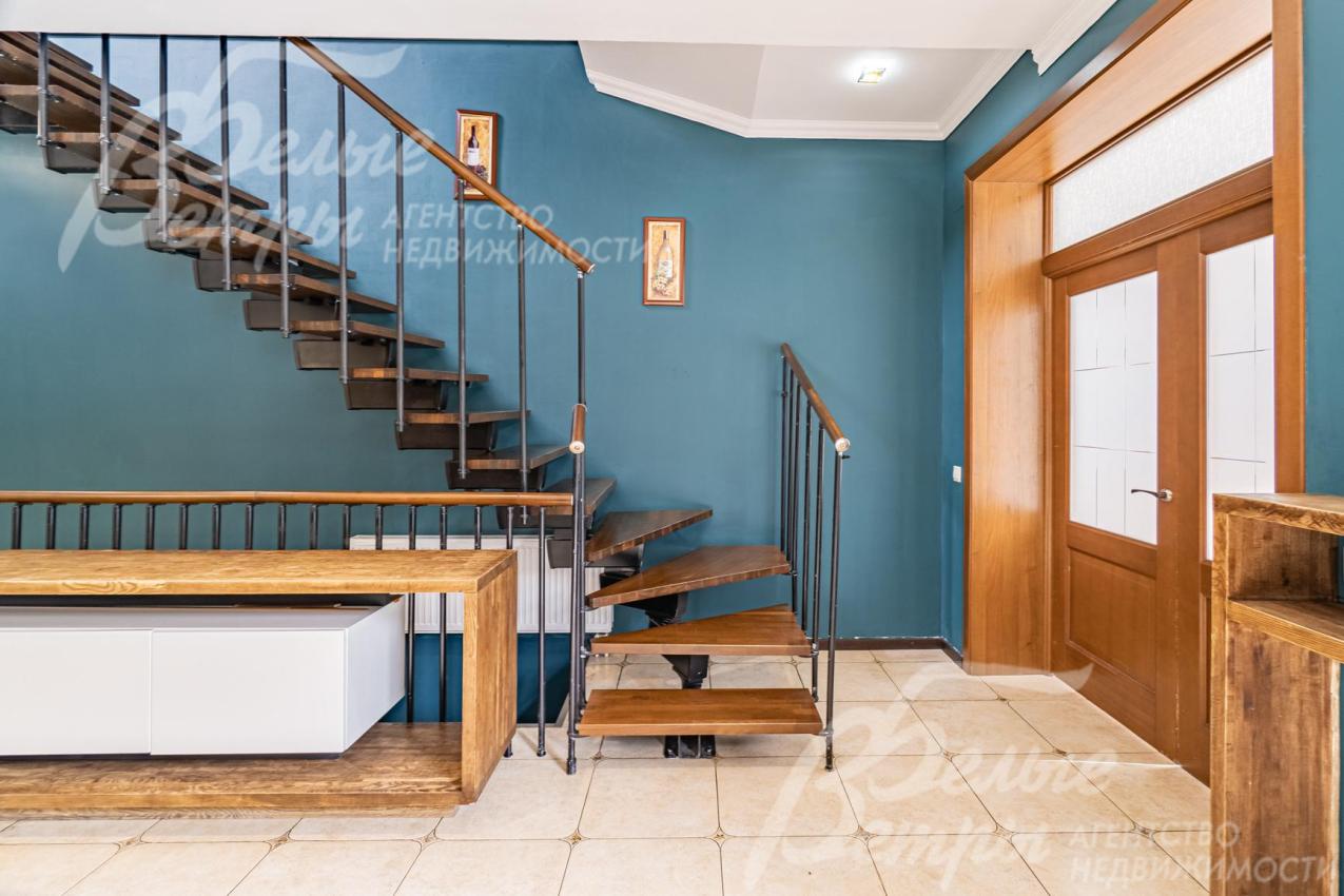 Лестница на металлическом каркасе с дубовыми ступенями