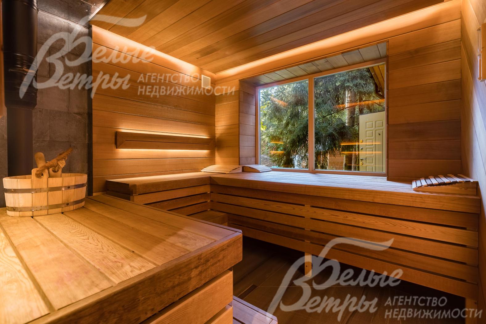 В бане - парилка с полками из кедра , панорамным окном с видом на лес и дровяной печью