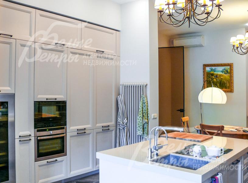 Кухня: производитель Comprex (Италия) в стиле "Осовремененная классика". Столешница - кореан, Фасады - матовый лак, Вся встроенная техника NEFF. Присутствует винный шкаф