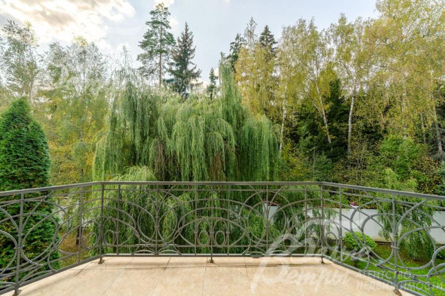 С балкона мастер-спальни открывается живописный вид на лес