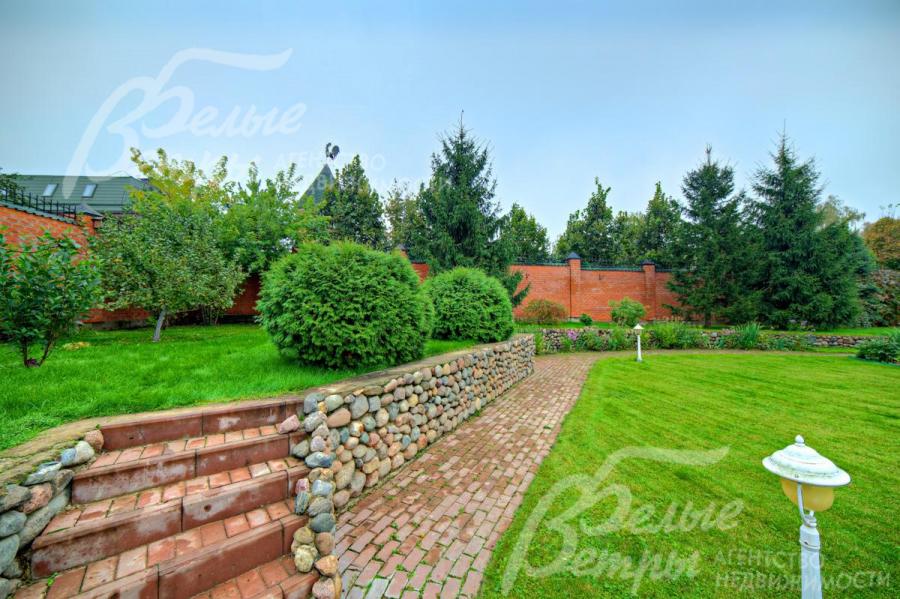 На участке выполнен ландшафтный дизайн, озеленение