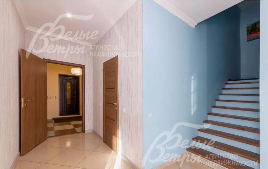 На верхние этажи ведёт железобетонная монолитная лестница с деревянными ступенями