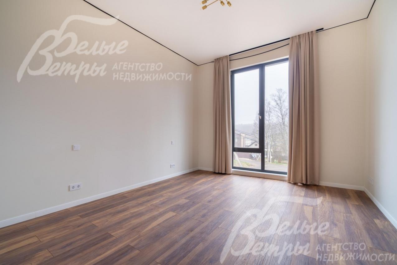 Одна из спален первого этажа. В дом заведен и разведен по комнатам интернет