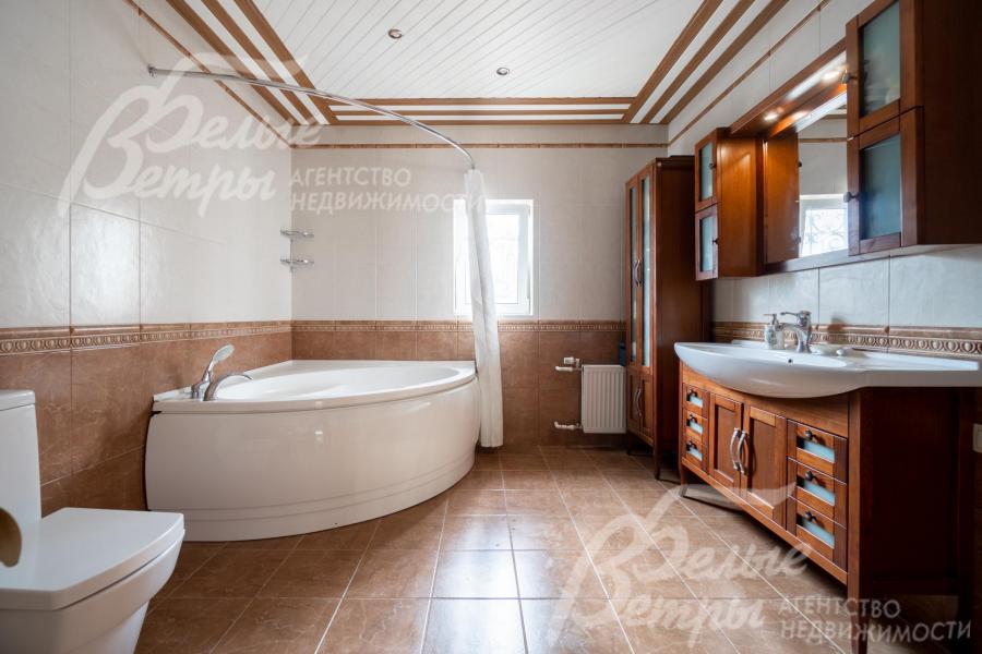 Санузел на втором этаже с ванной 