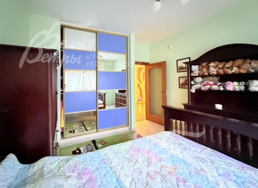 В доме - шесть спален, три из них располагаются на втором этаже, в том числе есть мастер-спальня с собственным санузлом и гардеробной 