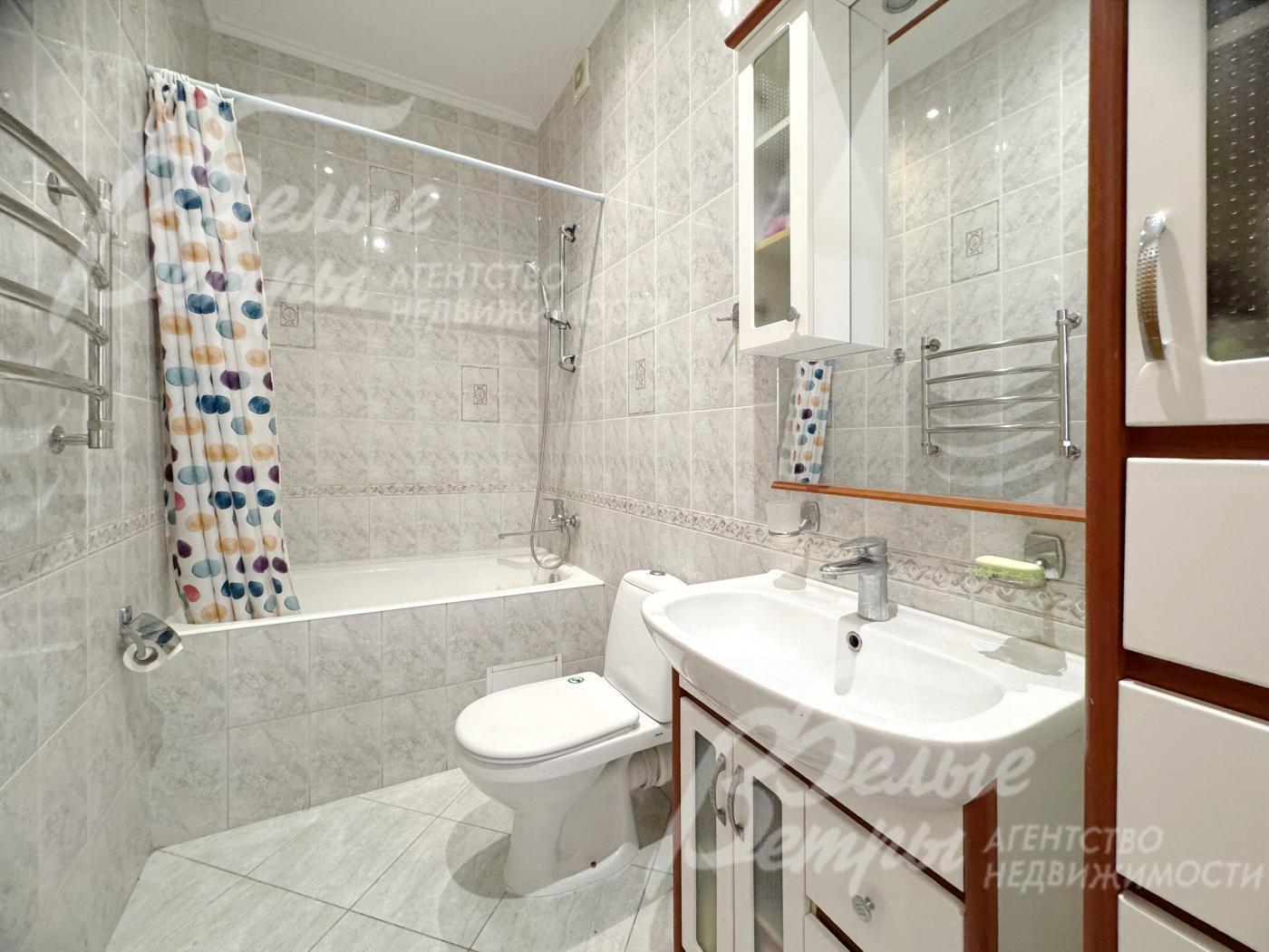 Санузел на пером этаже в светлых тонах, полностью укомплектованный сантехникой