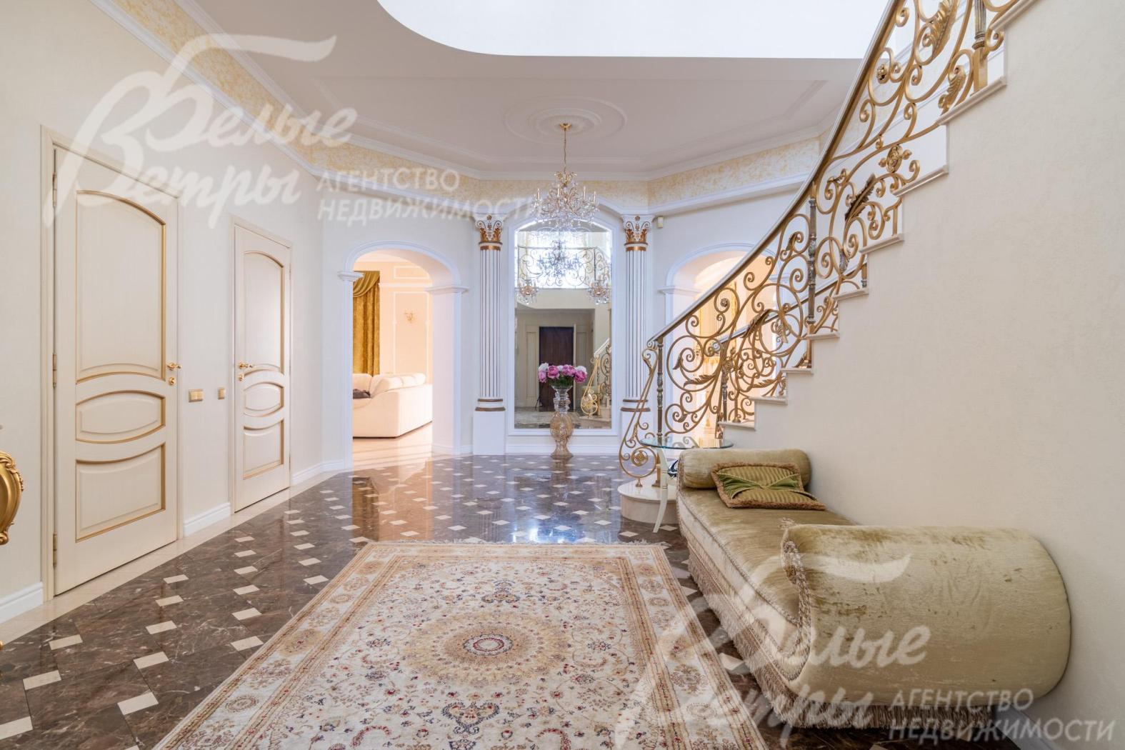 В доме установлены межкомнатные двери в классическом стиле из массива дерева светлого цвета, украшенные филёнками и золочёным багетом по контуру и оснащенные итальянской фурнитурой латунного цвета