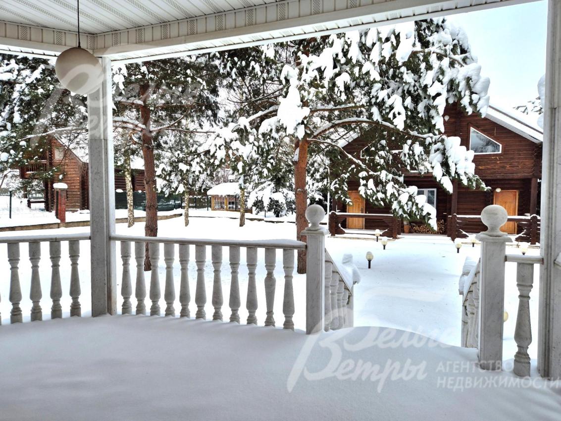 Крытая терраса с видом на участок и баню