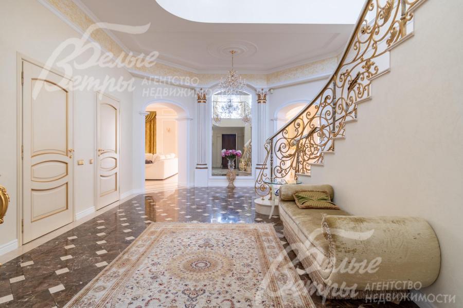 В доме установлены межкомнатные двери в классическом стиле из массива дерева светлого цвета, украшенные филёнками и золочёным багетом по контуру и оснащенные итальянской фурнитурой латунного цвета