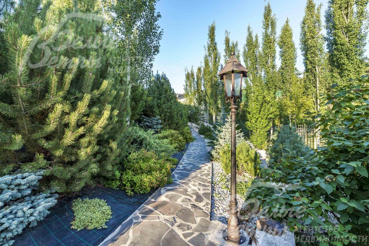 Немецкие кованые светильники на участке фирмы Роберс