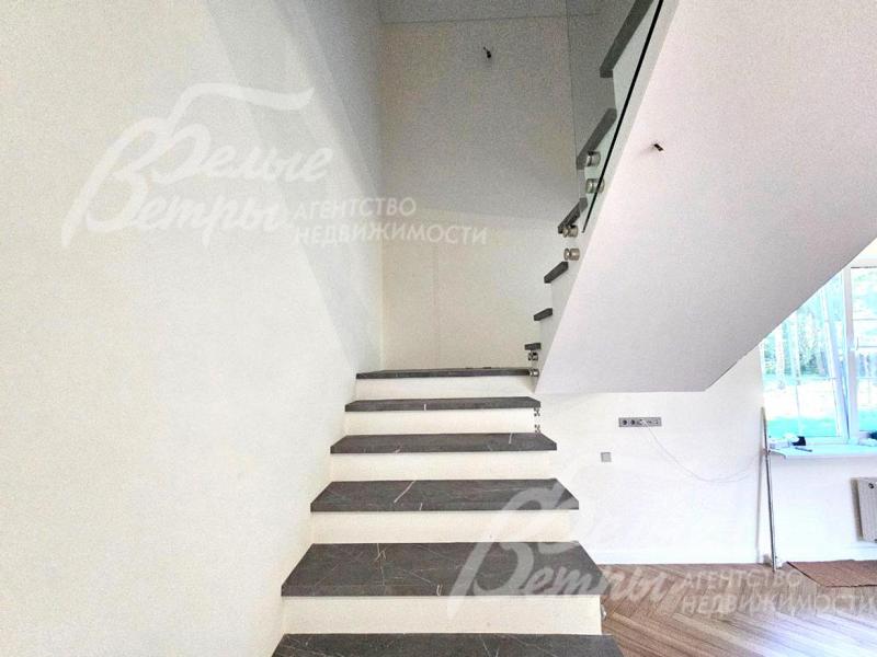 На второй этаж ведёт широкая монолитная лестница, отделанная керамогранитом